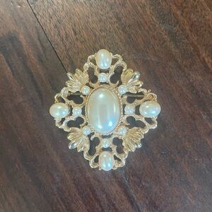 Source Unknown Gold and Pearl Brooch